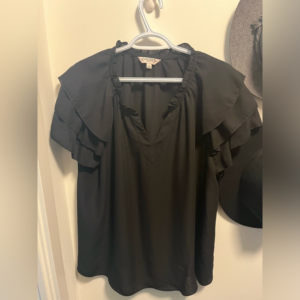 1X beautiful black blouse with super cute short sleeves
